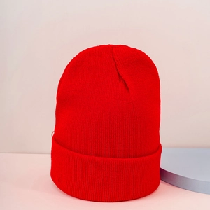 Détail du bonnet rouge en maille avec texture d'hiver épaisse et bord replié élégant