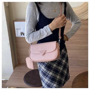 Sac bandoulière rose texture litchi avec rabat triangulaire et mini pochette