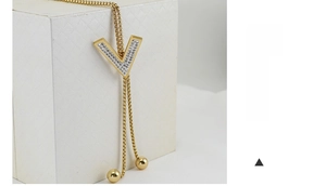 Dettaglio della collana con pendente a V placcata oro 18K con cristalli micro-pave brillanti