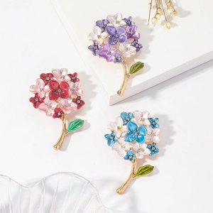 Broches élégantes en hortensia avec pétales en émail et strass brillants en trois couleurs