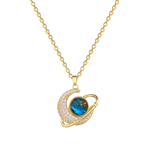 Elegante goldene Titankette mit Mond- und Sternanhänger und funkelnden Kristallen