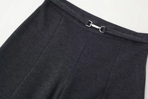 Detail der dunkelgrauen High-Waist-Twillhose mit dekorativen silbernen Metallschnallen