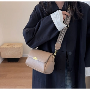 Sac bandoulière beige en cuir avec large sangle tissée aux motifs ethniques chic