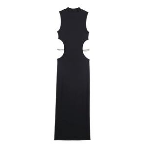 Abito lungo nero senza maniche con cut-out in vita e dettagli a catena argentata su bianco