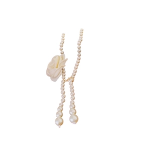 Collier fleur camélia rétro français avec pompons perles élégants et détails dorés