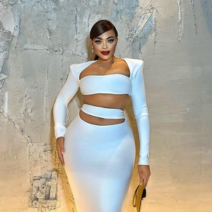 Ensemble blanc deux pièces pour femme avec haut à manches longues et jupe longue taille haute
