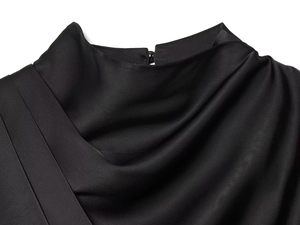 Détail du col montant élégant en satin noir avec plis drapés et texture soyeuse