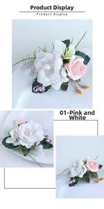 Détails d'un corsage de roses roses et blanches avec chaînes dorées et glands en bijoux
