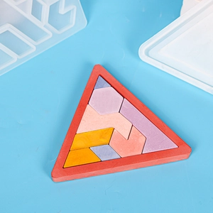Vista macro di pezzi di puzzle geometrici colorati e dello stampo in silicone fai-da-te