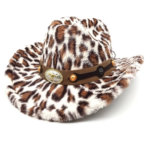 Détail du chapeau de cowboy léopard en fausse fourrure avec bande en cuir et boucle taureau