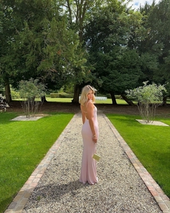 Détails de la robe de soirée rose dos nu avec fleurs 3D sur les bretelles