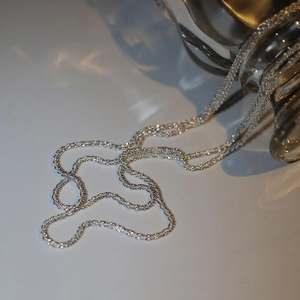 Collana italiana in argento scintillante con un design minimale a catena a strati