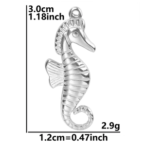 Macro view of silver seahorse pendant with dimensions 3.0x1.2cm and weight 2.9g details