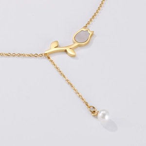 Collier tulipe doré élégant avec incrustation de nacre et pendentif perle blanche