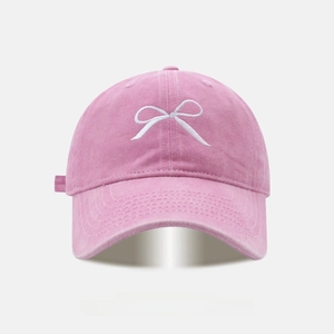 Rosa Baseballkappe aus gewaschener Baumwolle mit weißer Schleifenstickerei für Damen