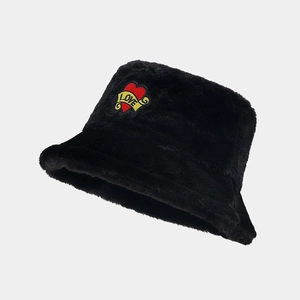 Vue détaillée du chapeau bob en peluche noire avec cœur rouge et broderie LOVE