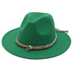 Dettaglio del cappello fedora verde smeraldo con ciondoli a stella e fascia intrecciata