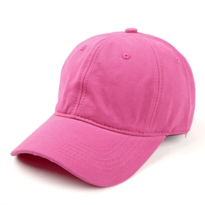 Dettaglio laterale di un cappello da baseball in cotone rosa con occhielli ricamati