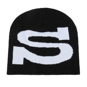 Klassische schwarze Strickmütze mit großem weißem Jacquard S-Buchstabenmuster für Winter