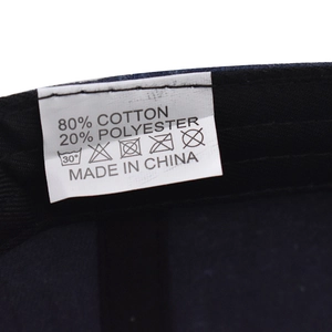 Detailansicht des Waschetiketts mit 80 % Baumwolle und 20 % Polyester Textilpflegehinweis