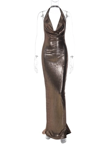 Détail de robe de soirée à licou avec décolleté en V profond et éclat métallique bronze