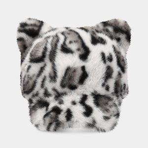Dettaglio della texture in finta pelliccia di un cappello con stampa leopardata e orecchie