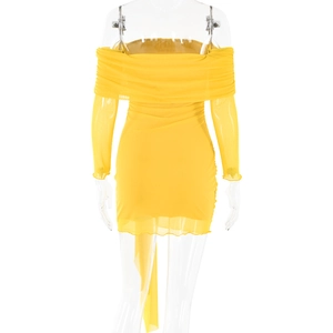 Détail de la robe jaune à épaules dénudées avec texture froncée et manches en maille