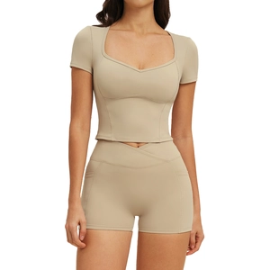 Ensemble de sport deux pièces avec crop top à col cœur et short taille haute beige