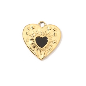 Detailansicht eines Vintage-Herzanhängers in Gold mit schwarzer Mitte und Sternengravur
