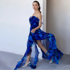 Elegantes blaues trägerloses Batik-Chiffonkleid mit Rüschen und fließendem Rock für Urlaub