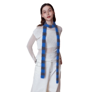 Flauschiger blau-grau gestreifter Strickschal für Damen in schmalem, langem Winterdesign