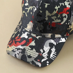 Casquette de baseball camouflage avec imprimé métallique rouge, noir et gris argenté