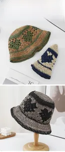 Détail de motifs floraux crochetés à la main sur un chapeau de paille bohème d'été