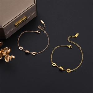 Bracelet élégant en or rose pour femme avec pendentif sablier sur une boîte cadeau chic