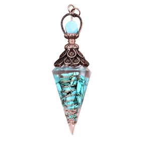 Détails d'un pendule hexagonal en résine avec pierres de turquoise et spirale en métal