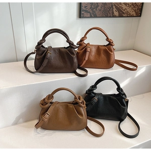 Vue détaillée de quatre sacs à main plissés en cuir marron, beige, caramel et noir