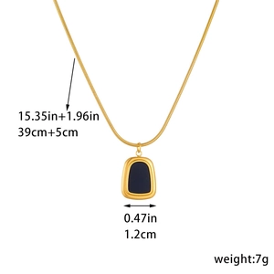 Collier élégant en titane doré avec pendentif carré en nacre noire et dimensions