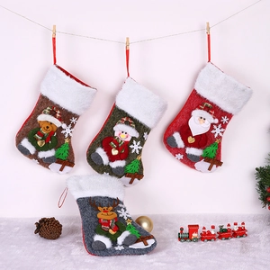 Grandes chaussettes de Noël en peluche avec personnages 3D Père Noël et Bonhomme