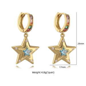 Detail von asymmetrischen Goldstern-Ohrringen mit bunten Zirkonia und 29mm Höhenmaßen