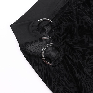Détail du tissu dévoré en velours noir avec maille et anneau métallique décoratif
