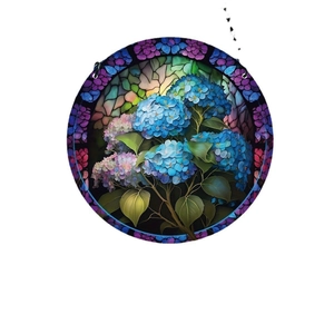 Détail d'un ornement en acrylique rond avec motif d'hortensias style vitrail rose et bleu