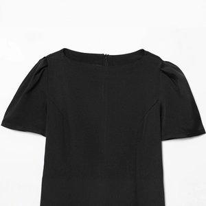 Robe courte noire à manches courtes avec col rond classique et détails plissés aux épaules