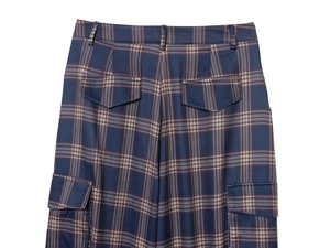 Detalle del pantalón cargo a cuadros azul y rojo con textura tejida y bolsillo trasero