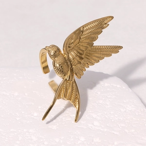 Bague ouverte oiseau en or 18 carats avec gravure détaillée d'ailes d'hirondelle