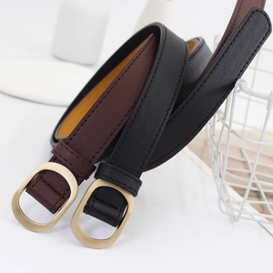 Minimalistische schwarze und braune Damenledergürtel mit goldenen Oval-Schnallen auf weiß