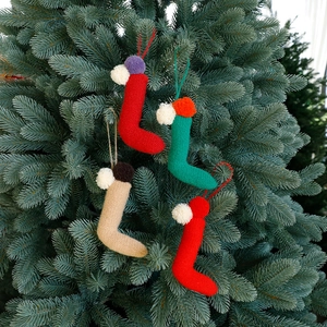 Piccole calze di Natale in maglia appese a un albero di Natale verde decorativo