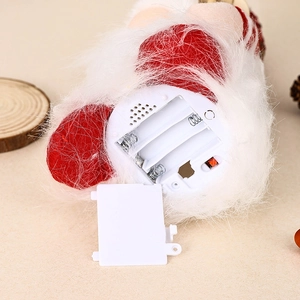 Detailansicht des Batteriefachs und Schalters an einem leuchtenden Weihnachtsgnom.