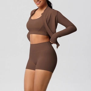 Détails de l'ensemble de yoga marron foncé élastique avec veste zippée et short court