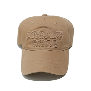 Dettaglio cappello baseball vintage kaki con ricamo ARCADE CODE ed effetto usurato