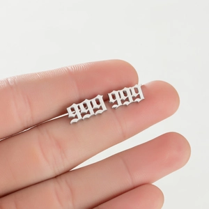 Gotische 999 Engelszahlen Ohrstecker aus Silber Edelstahl auf der Fingerspitze